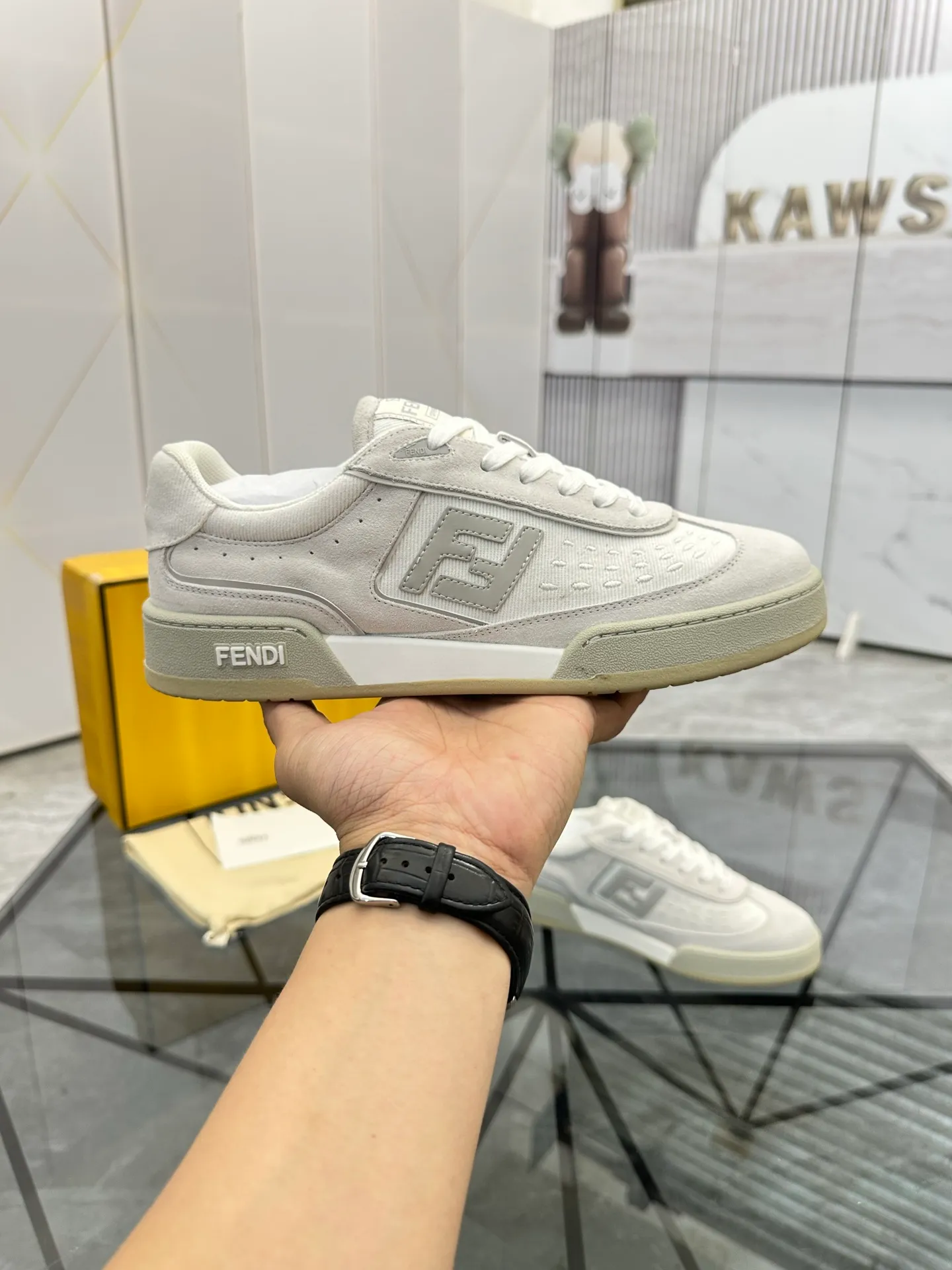 Selling men's shoes 💰: 💰P620¥ Top quality Product trademark: Fendi* "Fendi*" low-top casual shoes Regular size: 35-44 (can be customized to 38.45.46) Product material: imported first-layer nubuck leather upper, breathable lining, original outsole. No.:H208